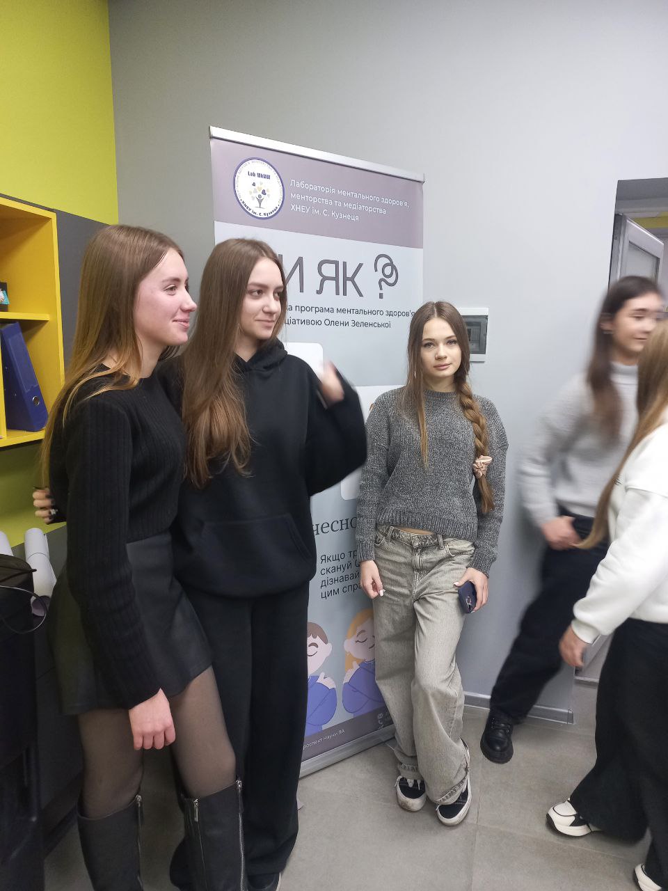 Здобувачі вищої освіти спеціальності «Митна справа» відвідали виставку нової літератури в Лабораторії ментального здоров’я, менторства та медіаторства в межах програми «Ти як?»